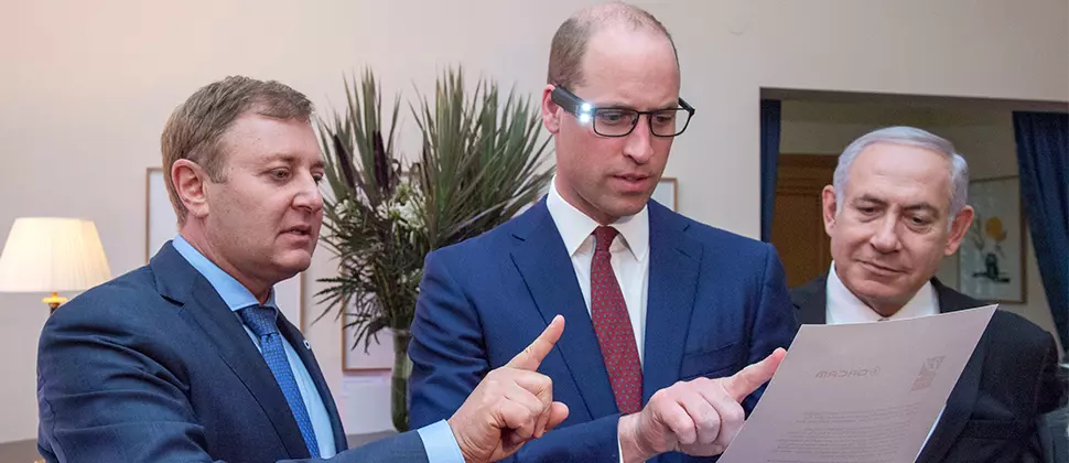 Hoàng tử William trải nghiệm công nghệ thiết bị đeo hỗ trợ tiên tiến nhất thế giới dành cho người mù