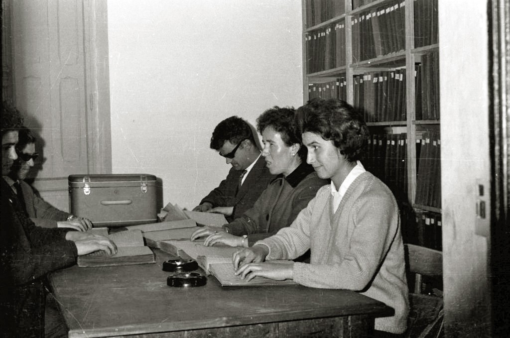 Visually Impaired Sản phẩm, From Evolution to Digitization