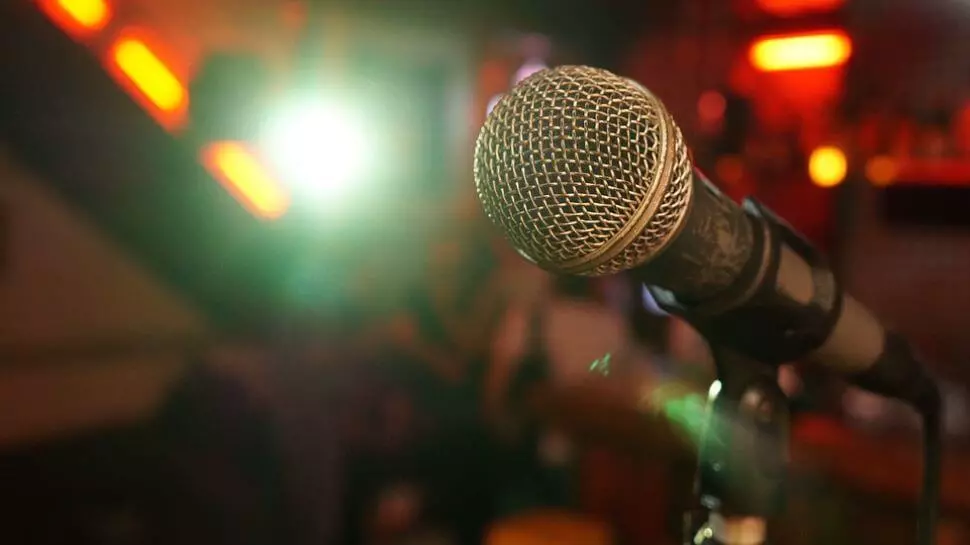 Sau khi mất thị lực vi, Joseph trở thành diễn viên hài