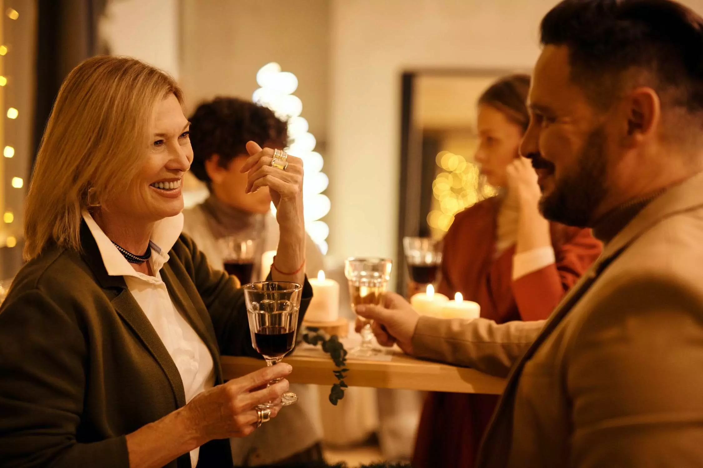 Bộ khuếch đại thính giác kỹ thuật số này đang phá hỏng bữa tiệc cocktail